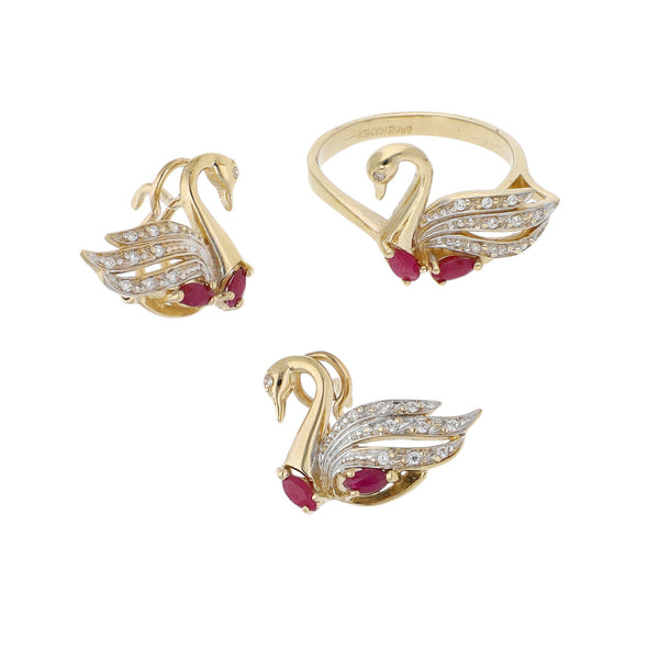 Juego de anillo y aretes diseño especial motivo cisne con rubíes y sintético en oro amarillo 14 kilates.