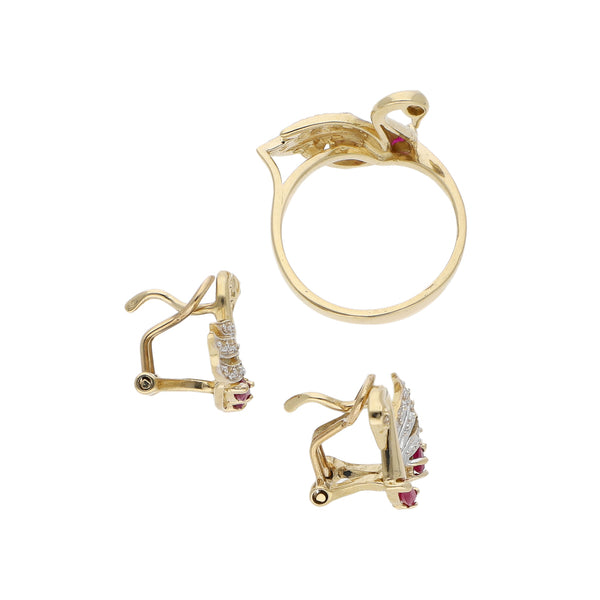 Juego de anillo y aretes diseño especial motivo cisne con rubíes y sintético en oro amarillo 14 kilates.