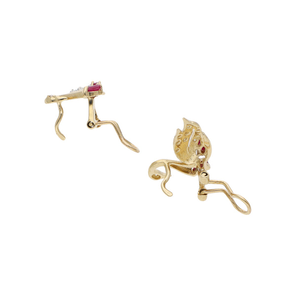 Juego de anillo y aretes diseño especial motivo cisne con rubíes y sintético en oro amarillo 14 kilates.