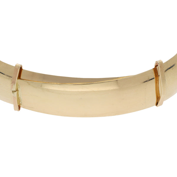 Pulsera de arillo labrada con esmalte en oro amarillo 14 kilates.