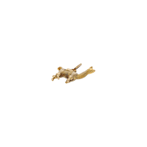 Dije diseño especial motivo llama en oro amarillo 18 kilates.