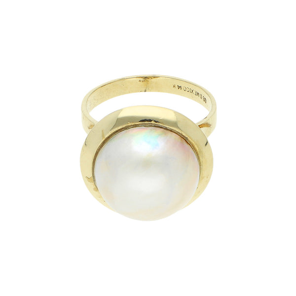 Anillo diseño especial con media perla en oro amarillo 14 kilates.