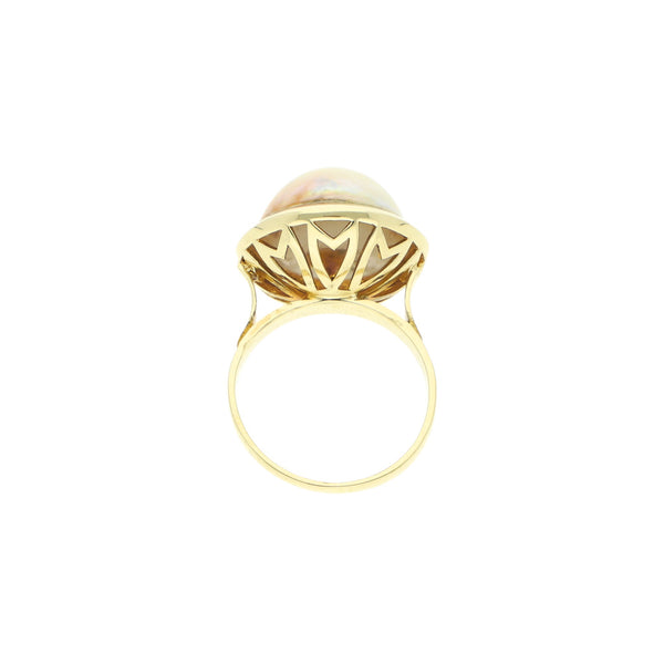 Anillo diseño especial con media perla en oro amarillo 14 kilates.