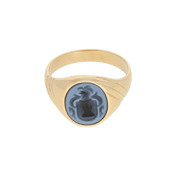 Anillo tipo sello con ágata motivo escudo en oro amarillo 18 kilates.