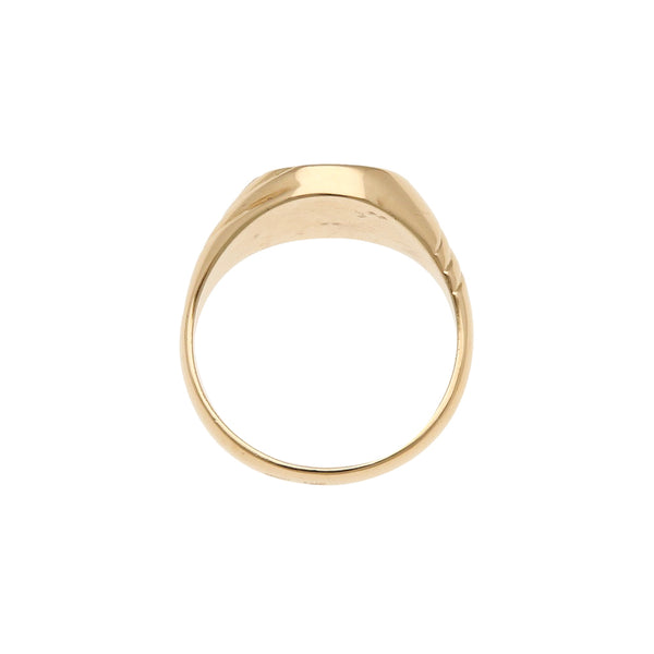 Anillo tipo sello con ágata motivo escudo en oro amarillo 18 kilates.