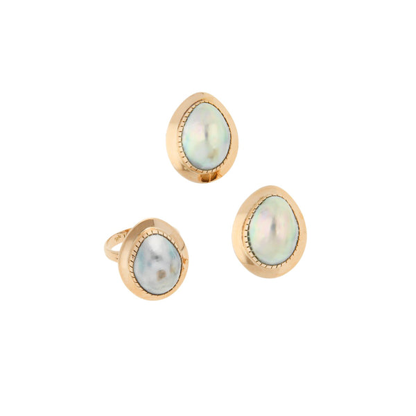 Juego de anillo y aretes diseño especial con medias perlas en oro amarillo 14 kilates.
