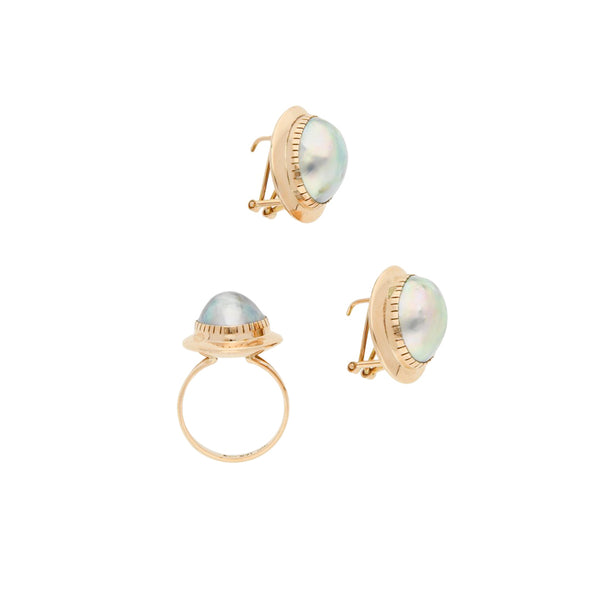 Juego de anillo y aretes diseño especial con medias perlas en oro amarillo 14 kilates.