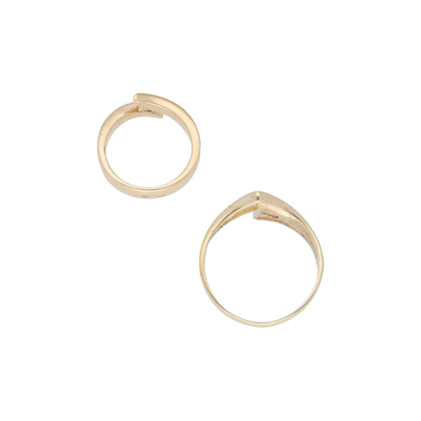 Dos anillos estilizados con circonias en oro amarillo 14 kilates.