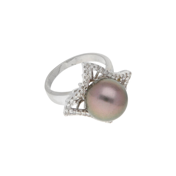 Anillo calado con diamantes y perla en oro blanco 18 kilates.