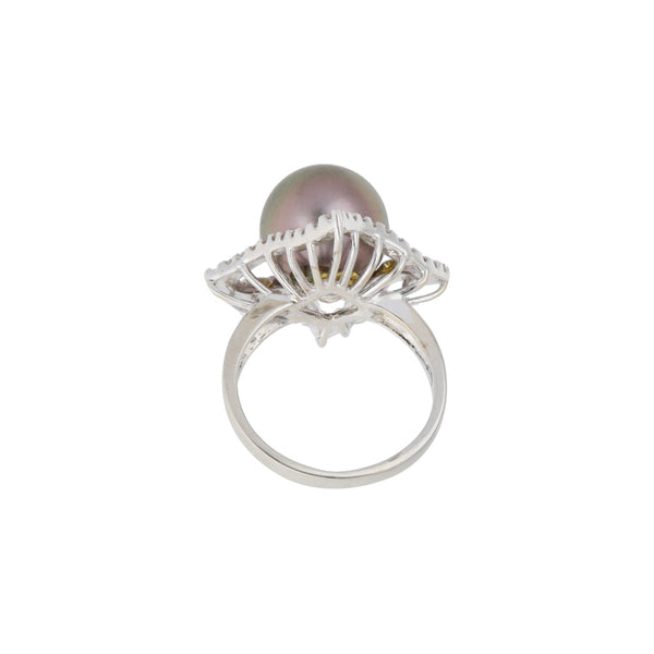 Anillo calado con diamantes y perla en oro blanco 18 kilates.