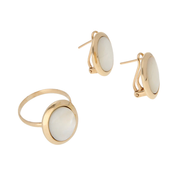 Juego de anillo y aretes diseño especial con madre perla en oro amarillo 14 kilates.
