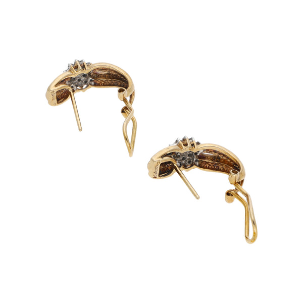 Aretes diseño especial con diamantes en oro amarillo 14 kilates.