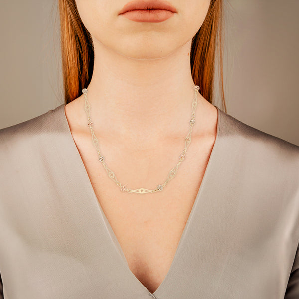Collar eslabón laminado con aplicaciones motivo esfera en oro tres tonos 14 kilates.