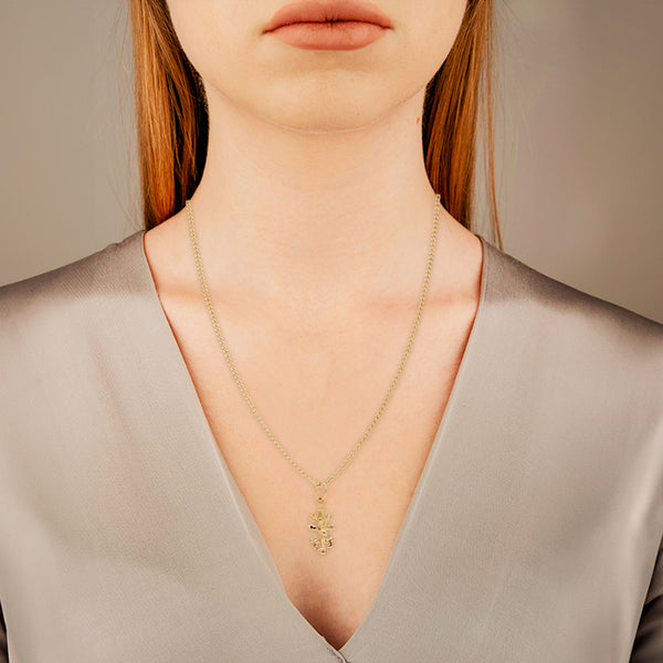 Collar eslabón encontrado y crucifijo diseño especial en oro amarillo 18 kilates.