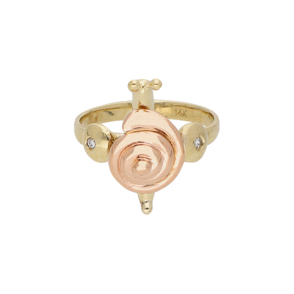 Anillo diseño especial con sintéticos motivo caracol en oro dos tonos 14 kilates.