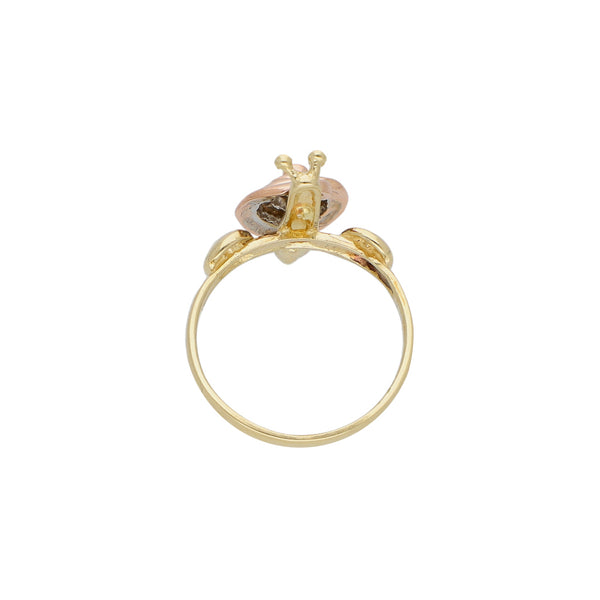 Anillo diseño especial con sintéticos motivo caracol en oro dos tonos 14 kilates.