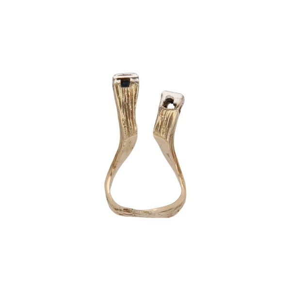 Anillo abierto con zafiros en oro amarillo 14 kilates.