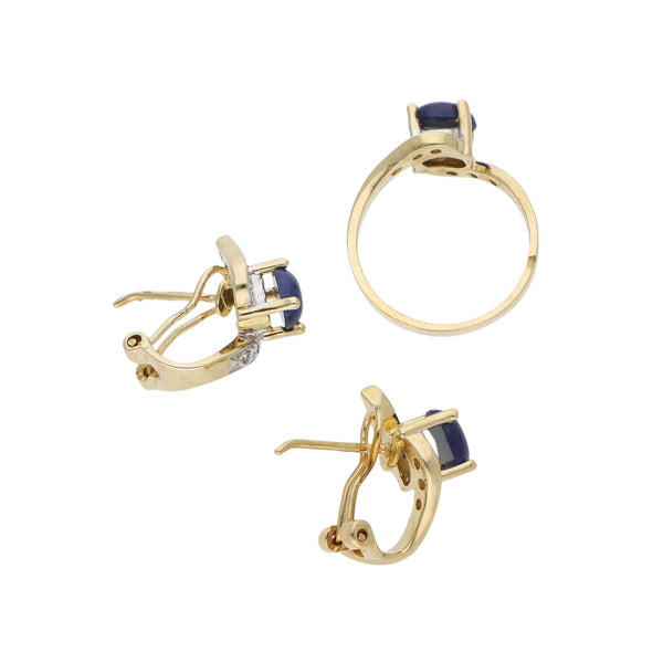 Juego anillo y aretes ondulados con zafiro estrella y sintéticos en oro amarillo 14 kilates.