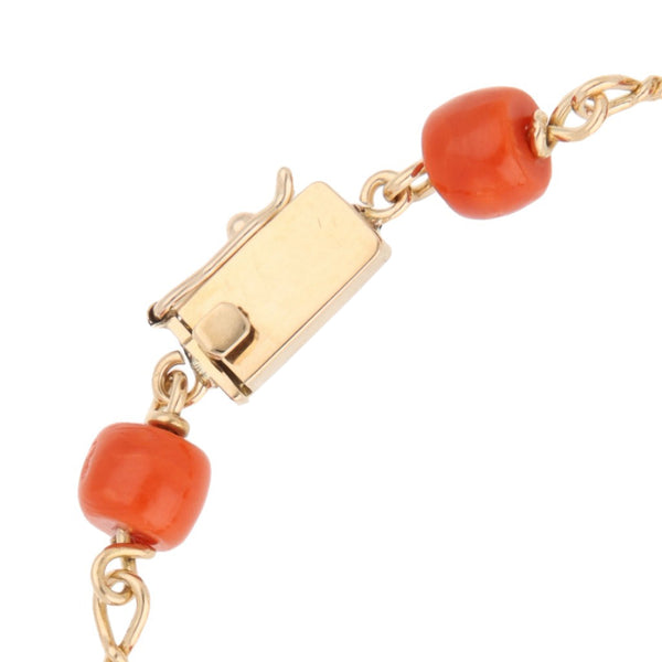 Pulsera eslabón combinado con aplicaciones de coral en oro amarillo 18 kilates.