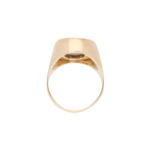 Anillo tipo sello con ónix en oro amarillo 14 kilates.