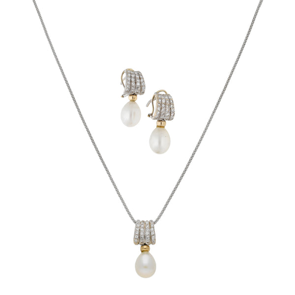 Juego de gargantilla eslabón laminado, aretes y dije diseño especial con perlas y circonias en oro dos tonos 14 kilates.