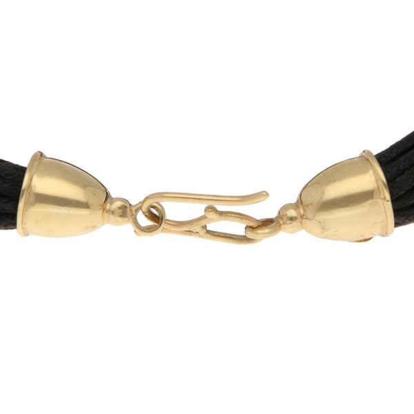 Pulsera textil con aplicaciones casquillos y broche con perlas en oro amarillo 14 kilates.