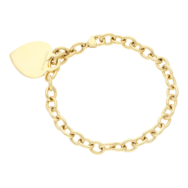 Pulsera eslabón cruzado firma Tiffany & Co. con colgante motivo corazón en oro amarillo 18 kilates.