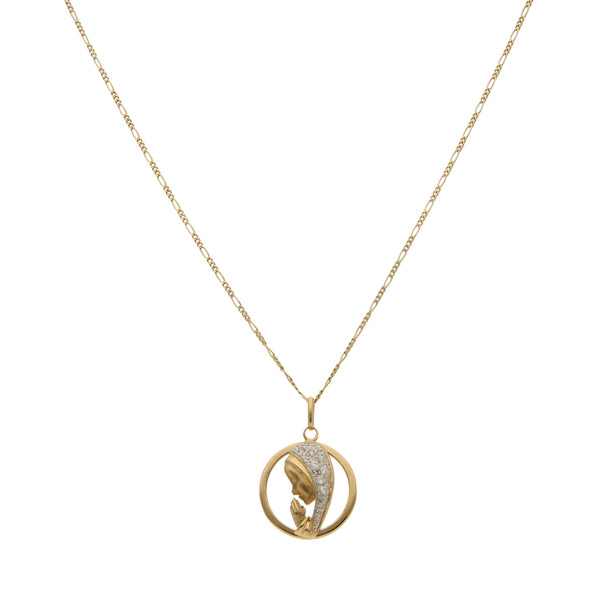 Collar de tres eslabónes por uno y medalla calada con circonias motivo Madonna en oro amarillo 14 kilates.