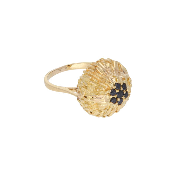 Anillo labrado con zafiros en oro amarillo 18 kilates.
