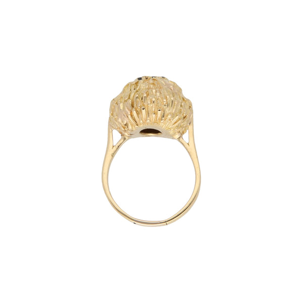 Anillo labrado con zafiros en oro amarillo 18 kilates.
