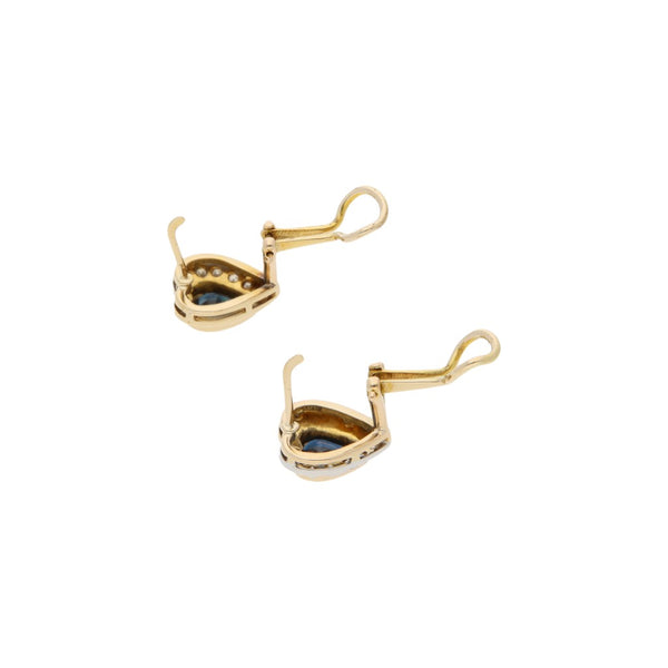 Aretes diseño especial motivo corazón con diamantes y sintético en oro amarillo 12 kilates.