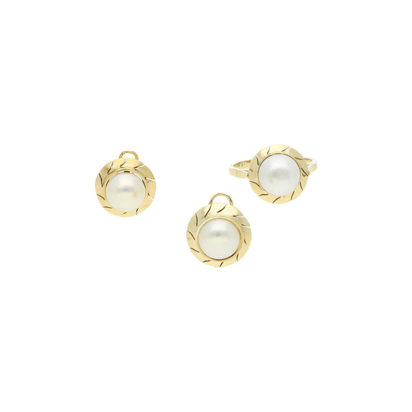 Juego de anillo y aretes estriados con perlas en oro amarillo 14 kilates.
