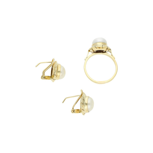 Juego de anillo y aretes estriados con perlas en oro amarillo 14 kilates.