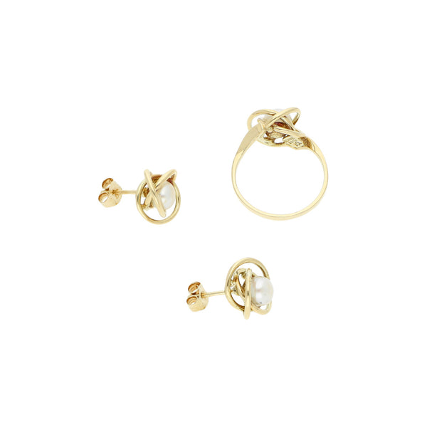 Juego de anillo y broqueles diseño especial con perla en oro amarillo 14 kilates.