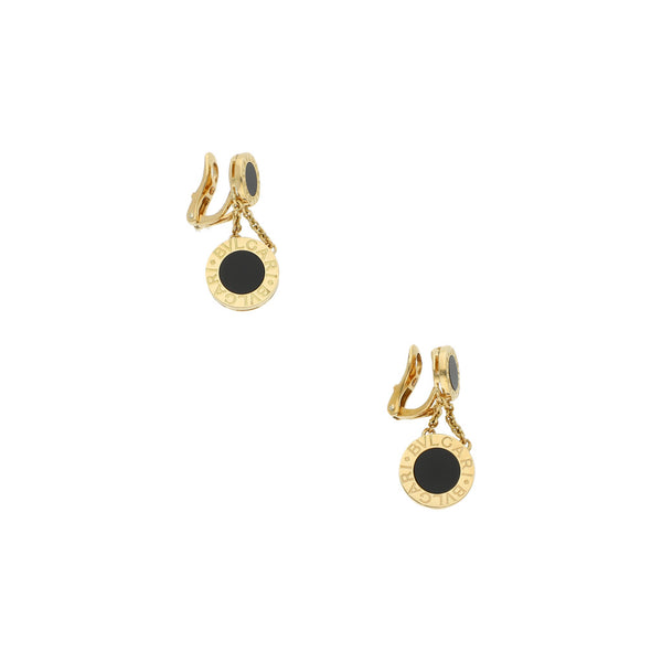 Aretes diseño especial con ónix firma Bvlgari en oro amarillo 18 kilates.
