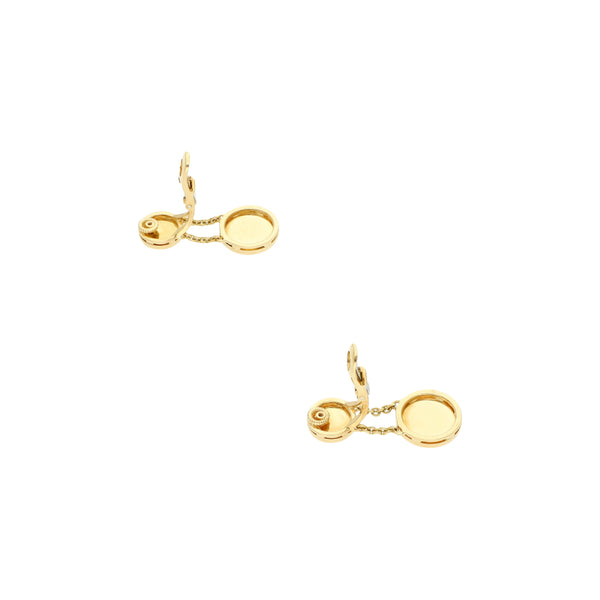 Aretes diseño especial con ónix firma Bvlgari en oro amarillo 18 kilates.