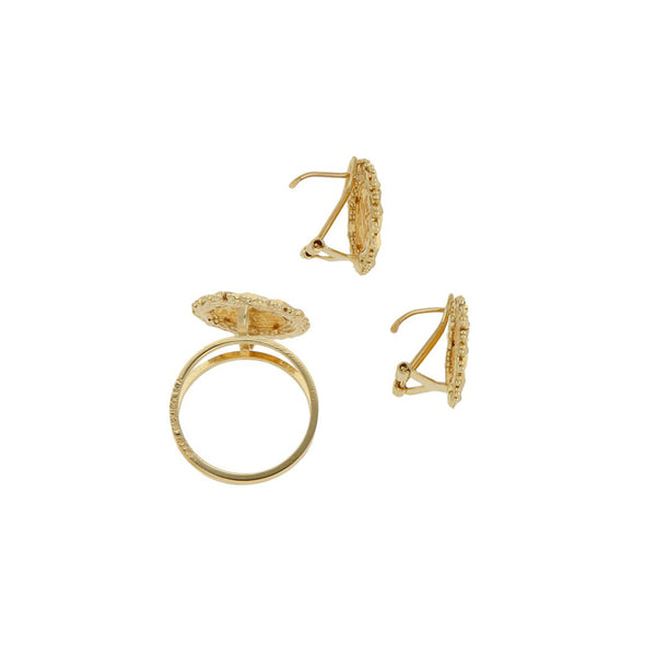 Juego de aretes y anillo boleados con aplicaciones motivo moneda en oro amarillo 14 kilates.