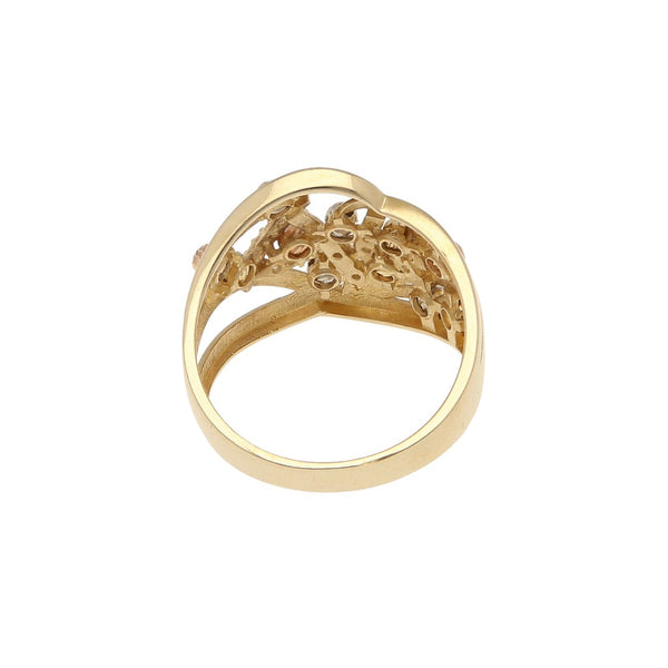 Anillo calado con aplicaciones y circonias en oro tres tonos 14 kilates.
