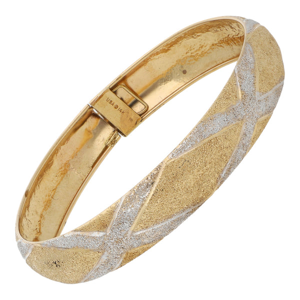 Pulsera de arillo labrada en oro amarillo 14 kilates.