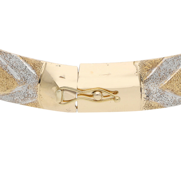 Pulsera de arillo labrada en oro amarillo 14 kilates.