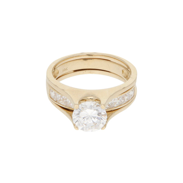 Anillo de dos piezas diseño especial con sintéticos en oro amarillo 14 kilates.