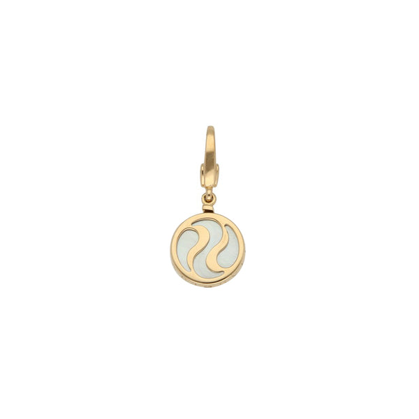 Dije diseño especial con madre perla firma Bvlgari en oro amarillo 18 kilates.