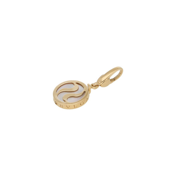 Dije diseño especial con madre perla firma Bvlgari en oro amarillo 18 kilates.