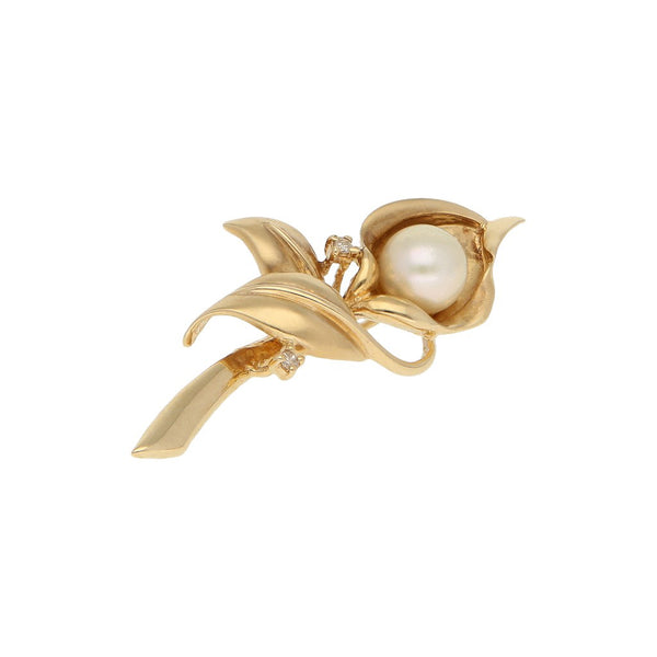Prendedor diseño especial con diamantes y perlas motivo flor en oro amarillo 14 kilates.