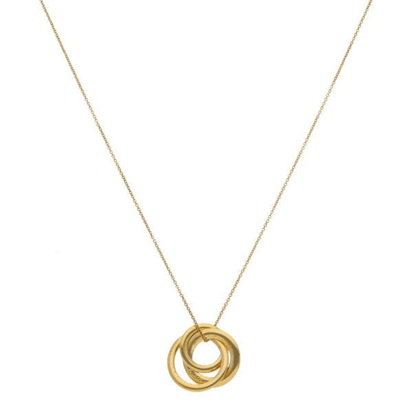 Gargantilla eslabón cruzado firma Tiffany & Co. con colgante motivo aros en oro amarillo 18 kilates.
