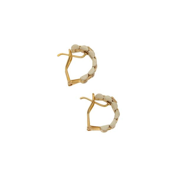 Aretes diseño especial con aplicación motivo corona en oro amarillo 18 kilates.