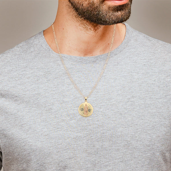 Collar de tres eslabones por uno y medalla motivo Virgen de Guadalupe en oro tres tonos 14 kilates.