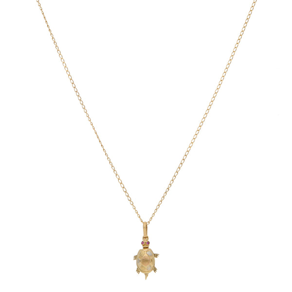 Collar eslabón encontrado y dije articulado motivo tortuga con sintéticos en oro tres tonos 14 kilates.