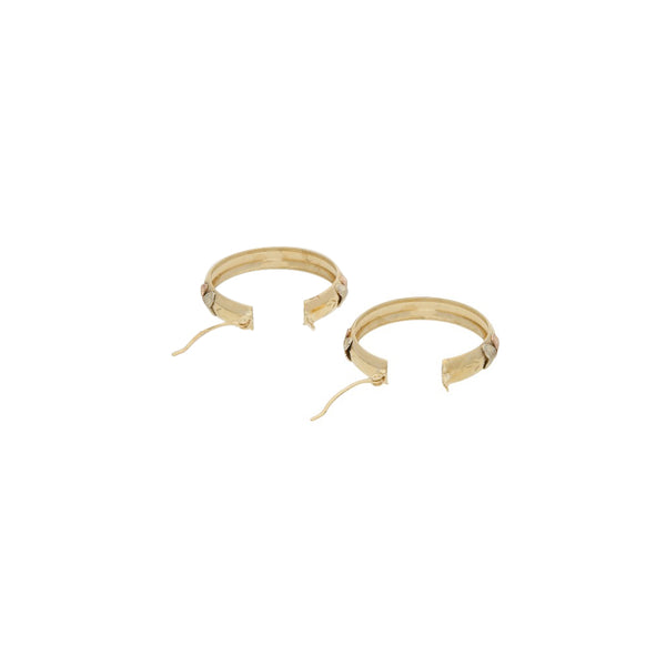 Arracadas laminadas motivo corazón en oro amarillo 14 kilates.