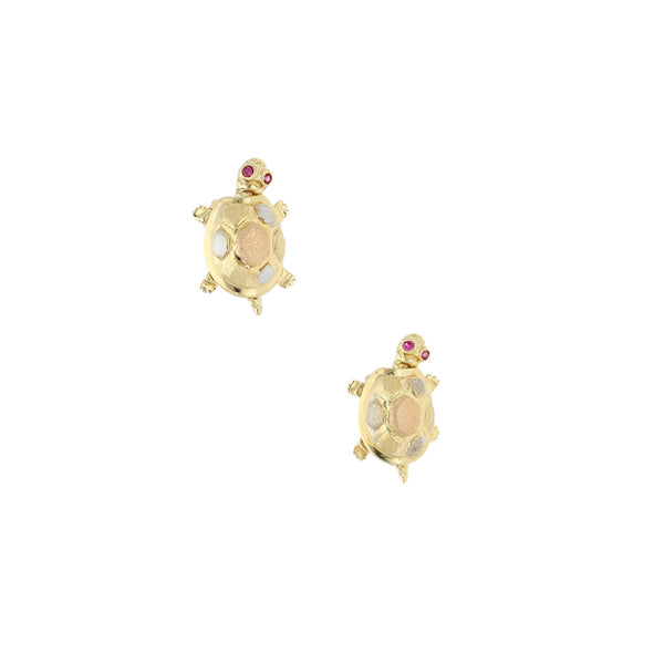 Broqueles articulado motivo tortuga en oro tres tonos 14 kilates.